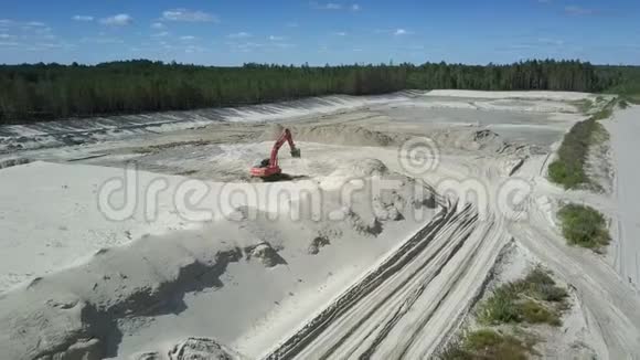 木湖鸟瞰山有挖土机的沙场视频的预览图