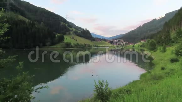 在蒂罗尔的奥地利阿尔卑斯山的格洛斯德拉斯博登湖视频的预览图