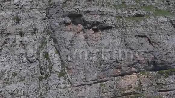 层状岩石的坡面空中景观视频的预览图