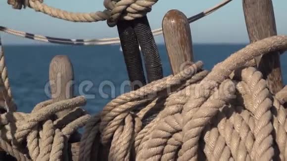 甲板组织者希望别针和旧帆船在海上的绳索慢速视频视频的预览图