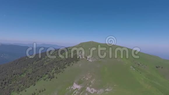 无人机的录像飞过山顶视频的预览图