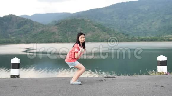 快乐的亚洲女孩的肖像带着美丽的微笑跳跃视频的预览图