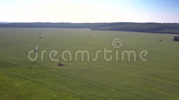 空中全景巨大的田野散落的干草堆视频的预览图