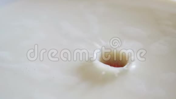 树莓慢慢地落在一碗牛奶里视频的预览图
