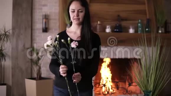 专业的白种人女花店师傅为花束整理准备和挑选茶玫瑰枝视频的预览图