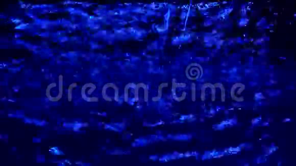 装饰室内蓝色瀑布关闭视频的预览图