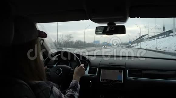 冬天高速公路女孩小心翼翼地开车沙龙昂贵的汽车4K慢慢视频的预览图