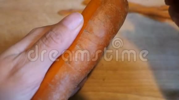 用蔬菜削皮机削胡萝卜视频的预览图