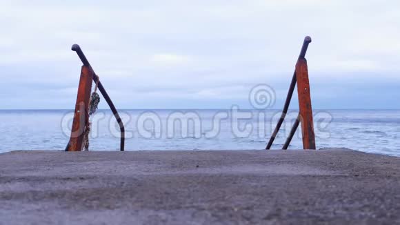 金属生锈的梯子进入旧码头的海景背景视频的预览图
