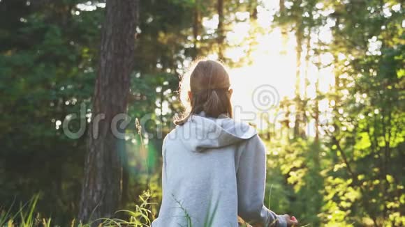 夏天小女孩在森林里放松视频的预览图