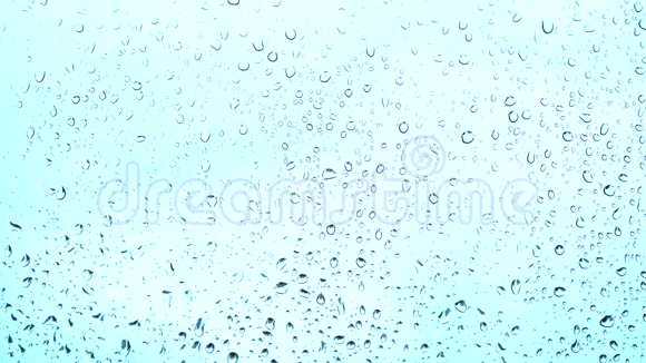 车窗上的雨滴特写镜头车窗外下雨的天气视频的预览图