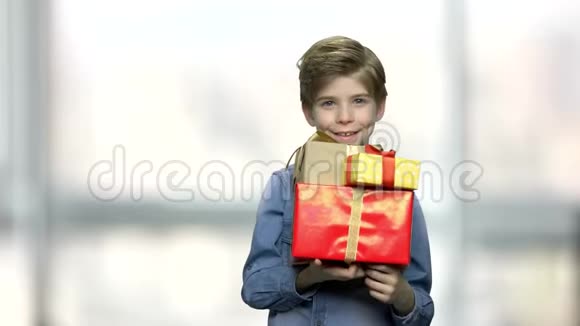 英俊的男孩收到了生日礼物视频的预览图