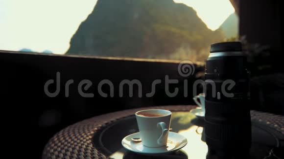 在日落时分的越南海龙湾享用咖啡放松视频的预览图