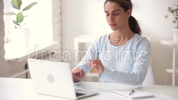 快乐满意的女孩完成了笔记本电脑的工作放松呼吸空气视频的预览图