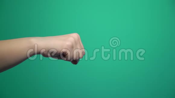手握拳头在绿色屏幕上踢击视频的预览图