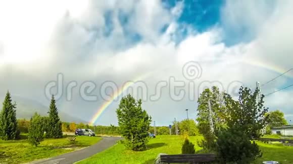 斯洛伐克维索克塔特里附近塔特拉斯山脉上空的彩虹视频的预览图