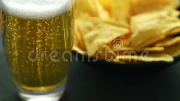 一杯啤酒和玉米片视频的预览图