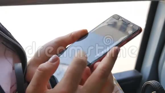 女人用手机骑公交车坐在窗边屏蔽手机坏了视频的预览图