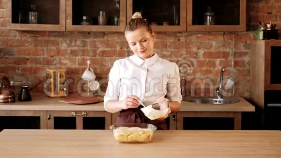烹饪行业糕点糕点糖霜卷视频的预览图