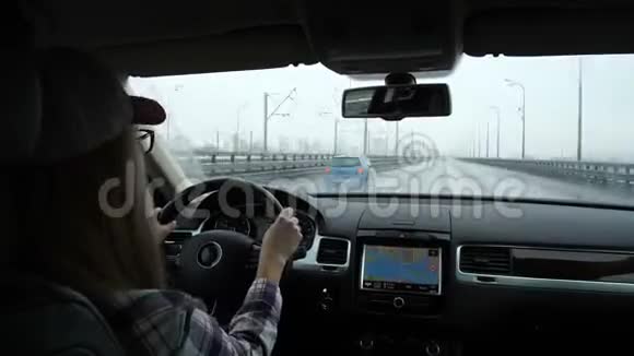 时光流逝汽车穿过城市在一个女孩的车轮后面4K慢慢视频的预览图