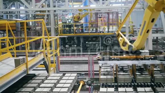 机器人机构工业机器人正在重新定位新制造的砖块从传送带视频的预览图
