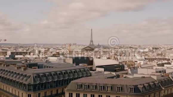 从屋顶俯瞰巴黎市区和埃菲尔铁塔视频的预览图