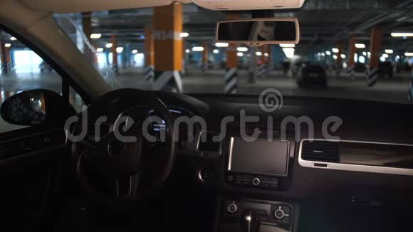 女孩打开车坐在车里开车她在超市的停车场4K慢慢视频的预览图