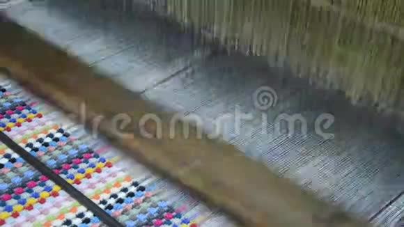 自动织机上的毛巾编织视频的预览图