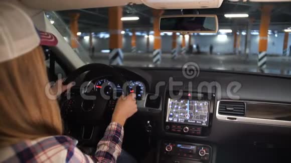一个女孩在停车场公园里开车关掉车离开沙龙4K慢慢视频的预览图