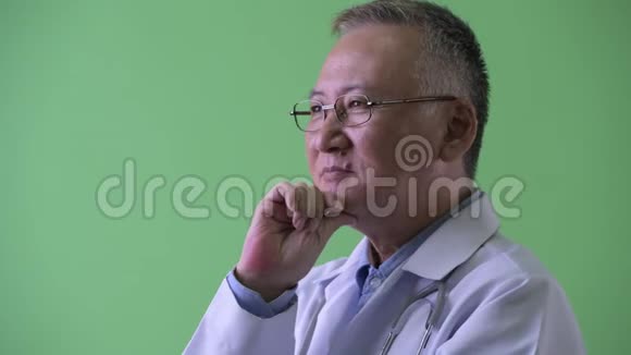 快乐成熟的日本男医生的特写镜头视频的预览图