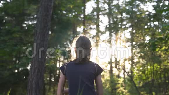 夏天小女孩在森林里放松视频的预览图