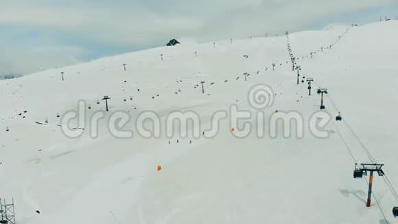 人们和缆车沿着滑雪道行驶视频的预览图