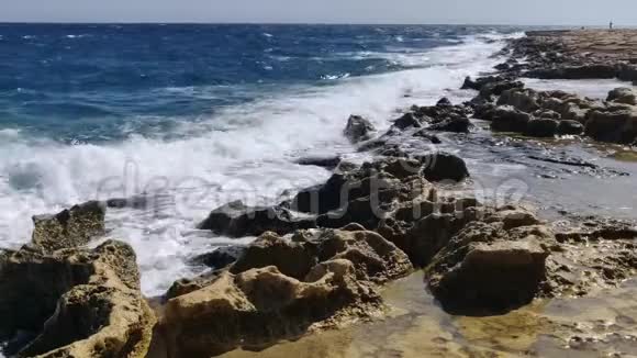 马耳他城市斯利马的巨浪岩石海岸在白天的时候波浪溅入海岸视频的预览图