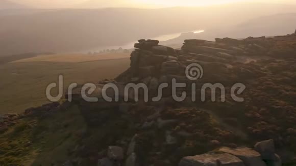 在令人惊叹的日落中空中旋转的岩石突出山顶区国家公园视频的预览图