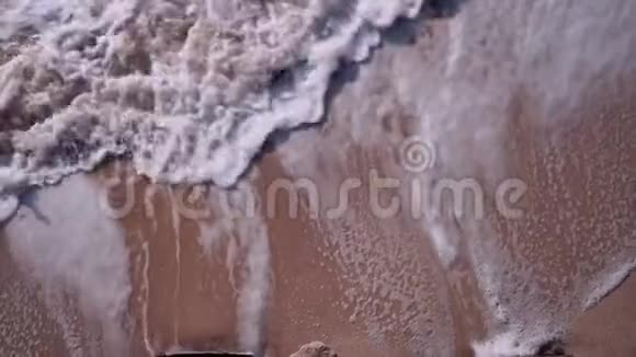 白色泡沫从汹涌的海浪中均匀地充满了背景视频的预览图
