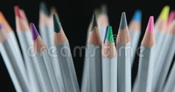 明亮的彩色铅笔在玻璃中旋转视频的预览图