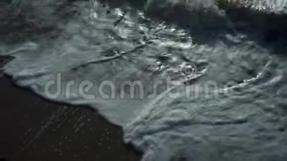 汹涌的海浪沙滩上有泡沫的灰色大海视频的预览图