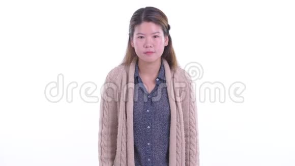 穿着衣服的年轻亚洲女人在冬天收到坏消息视频的预览图