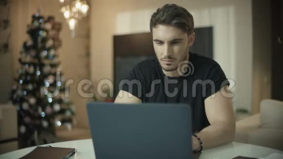 沮丧的男人在家里用笔记本电脑工作讨厌的家伙有麻烦视频的预览图