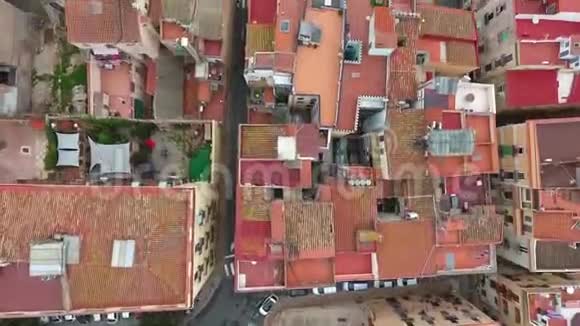 飞越西班牙塔拉戈纳镇老城区的红色屋顶视频的预览图