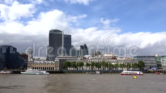 伦敦金融区城市景观商业中心泰晤士河上的船视频的预览图