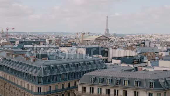 从屋顶俯瞰巴黎市区和埃菲尔铁塔视频的预览图