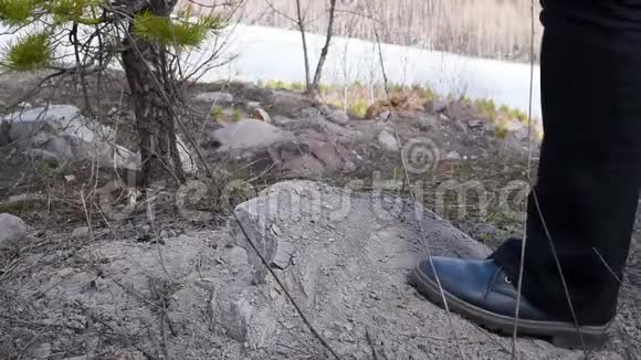 女人穿着靴子脚特写穿过树林视频的预览图