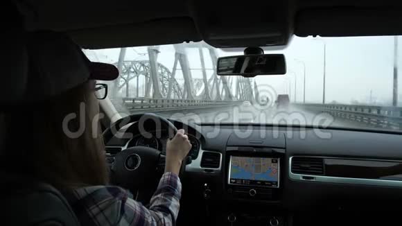 骑在一座非常漂亮的桥上沙龙高级轿车开一个年轻女孩4K慢慢视频的预览图