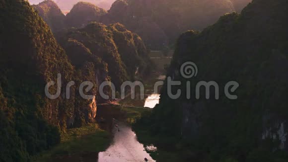 日落时分游客乘船游览谭可可河上的杭毛视频的预览图