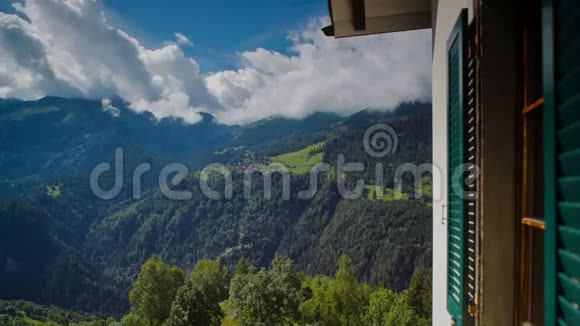 城堡附近瑞士阿尔卑斯山美丽的早晨视频的预览图