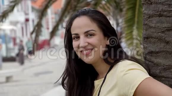 葡萄牙一位年轻美女的肖像拍摄视频的预览图