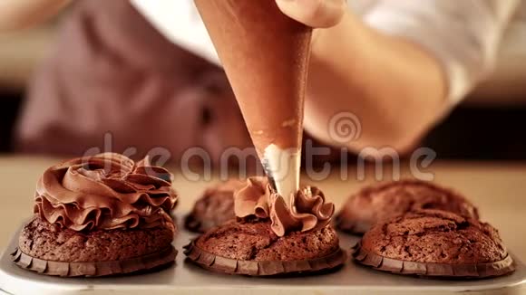 糖果装饰挤压巧克力纸杯蛋糕视频的预览图