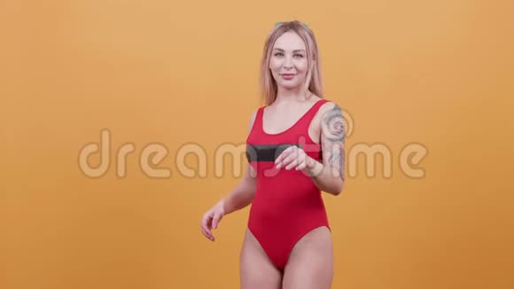 穿着泳装的金发女郎接住游泳圈跳舞视频的预览图