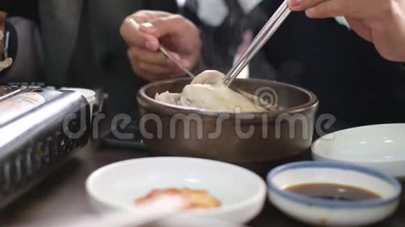 男人在餐馆里吃煮鸡汤视频的预览图